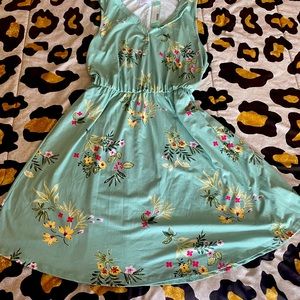 Adorable short maxi dress w buttons